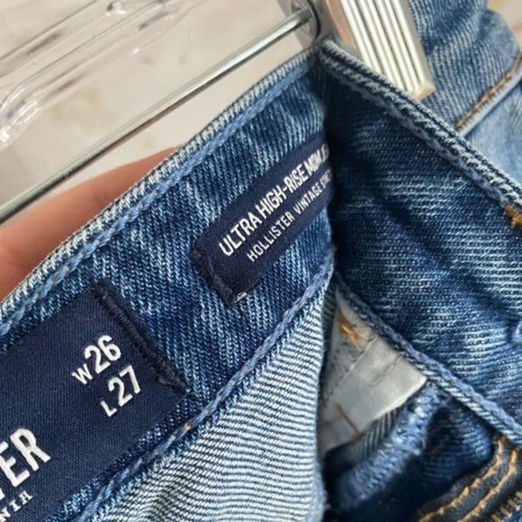 Hollister Ultra High Rise Mom Jeans - Picture 5 of 6